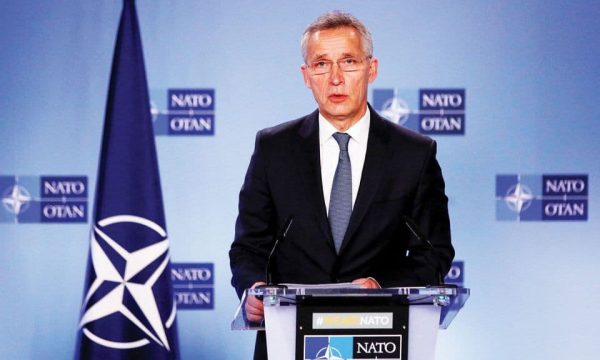 Stoltenberg: Dhuna po e kthen prapa Kosovën, duhet të ndërmerren hapa për deeskalim