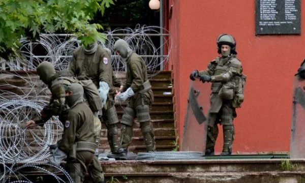 Politologu Bassuener: Dhuna në Zveçan ndaj KFOR-it është dirigjuar nga Beogradi