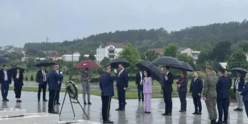 Pas Prishtinës, kretët e shtetit bëjnë homazhe në Prekaz