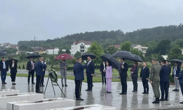 Pas Prishtinës, kretët e shtetit bëjnë homazhe në Prekaz