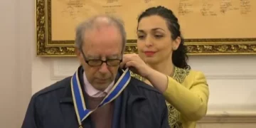 Osmani e dekoron shkrimtarin Ismail Kadare me urdhrin “Hasan Prishtina”