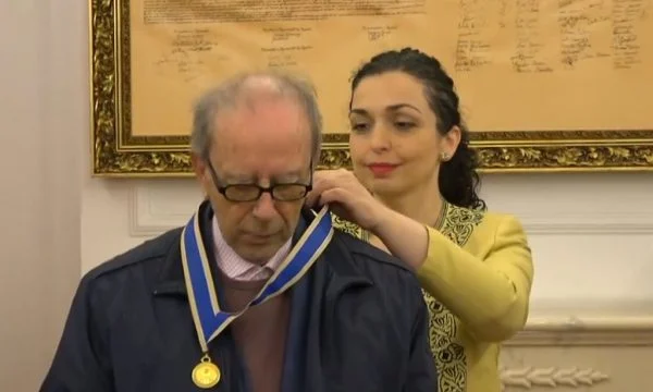 Osmani e dekoron shkrimtarin Ismail Kadare me urdhrin “Hasan Prishtina”
