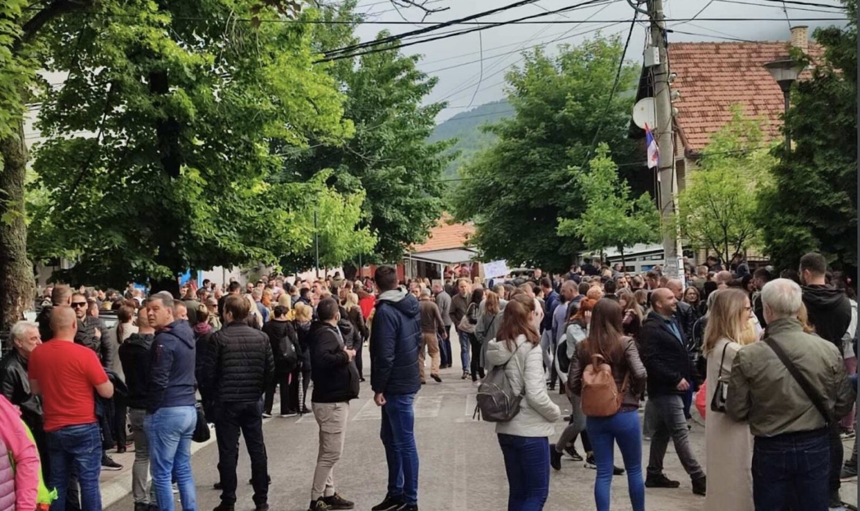 Qindra protestues janë tubuar në Zveçan