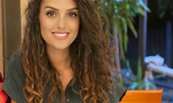 Skandaloze: Anëtarja e Bordit të RTK’së bën thirrje të bojkotohet bregdeti shqiptar!