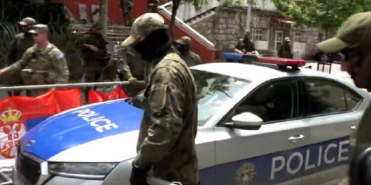 KFOR mundëson largimin e veturës së bllokuar të Policisë nga protestuesit serbë në Zveçan