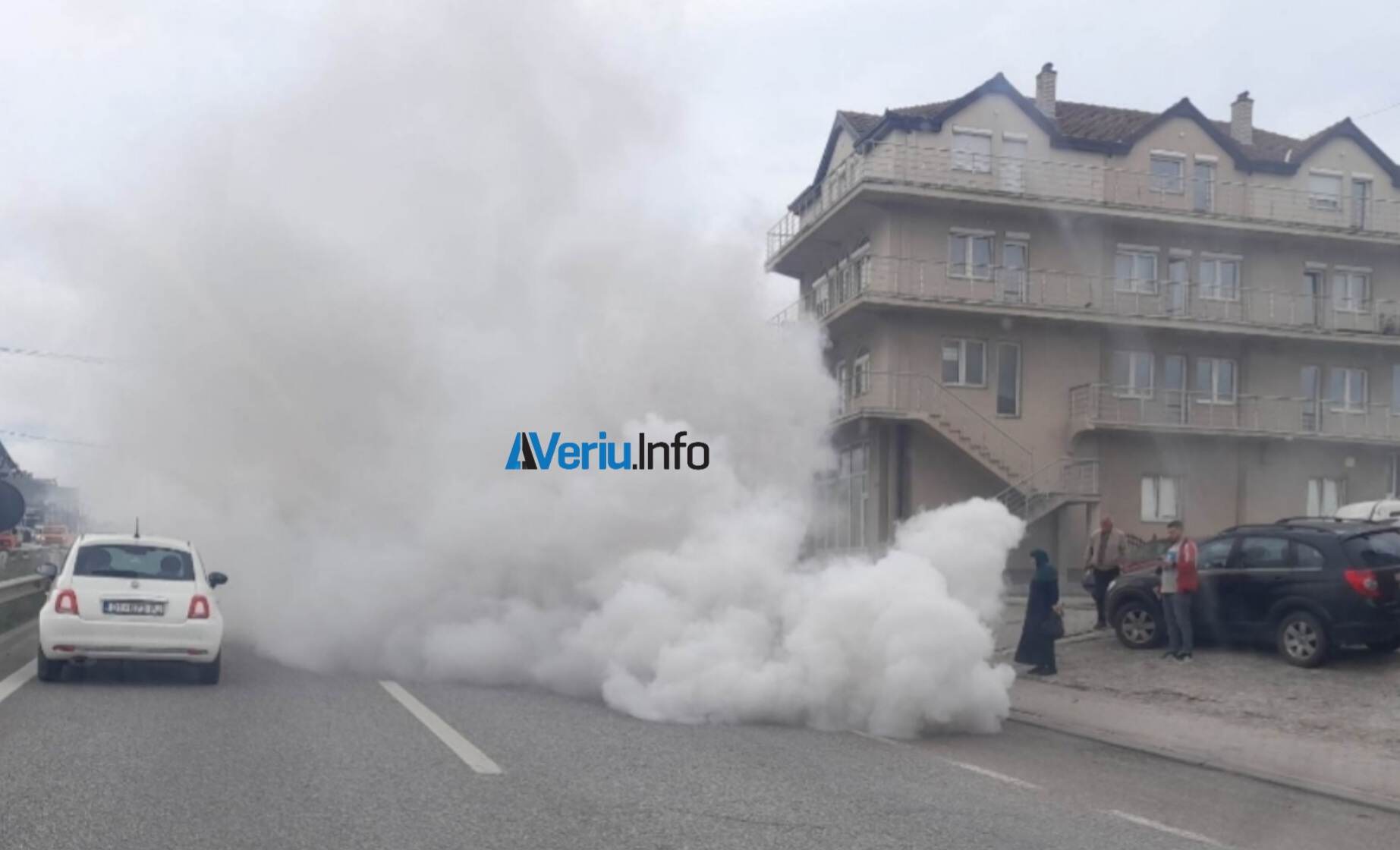 LAJMI I FUNDIT: Një veturë kaplohet nga zjarri në magjistralen Mitrovicë-Prishtinë
