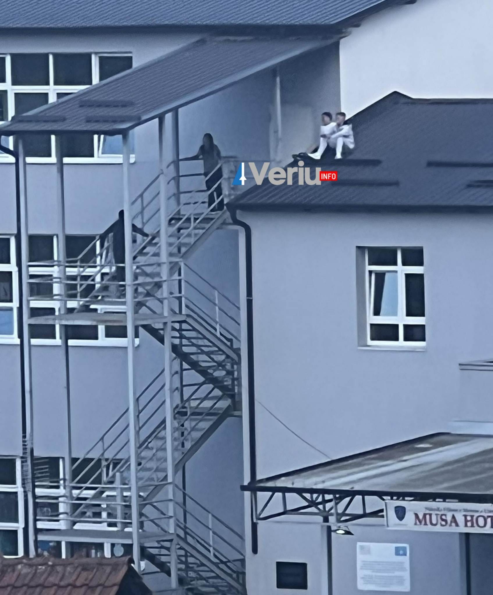 E frikshme: ‘Spidermanët’ e Mitrovicës, këta fëmijë qendrojnë mbi kulmin e shkollës “Musa Hoti” (Pamje)
