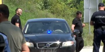 Tre policët e liruar mbërrijnë në Kosovë