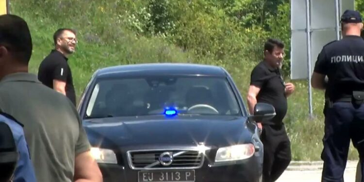 Tre policët e liruar mbërrijnë në Kosovë