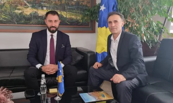 Ministri Krasniqi i shkon në zyrë Lulzim Hetemit, zbulon vendimet që ka marrë kreu i Leposaviqit