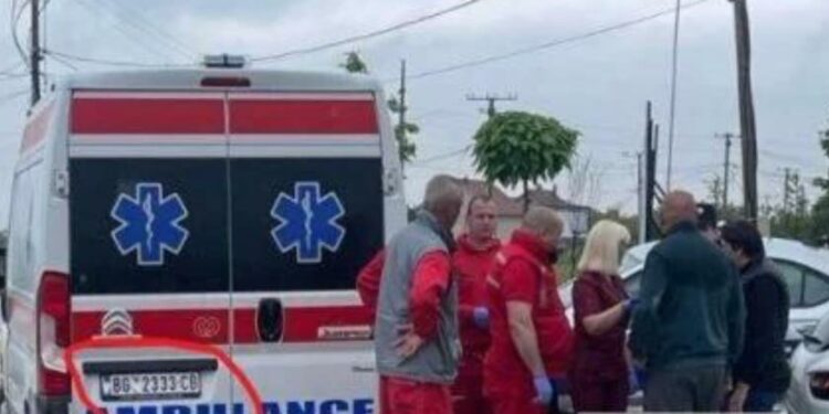 Autoambulanca në Graçanicë me targa të Beogradit, qytetari fjaloset me policen serbe