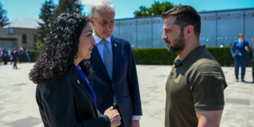 Osmani shtrëngon duart dhe shkëmben biseda me Zelenskyn në Moldavi