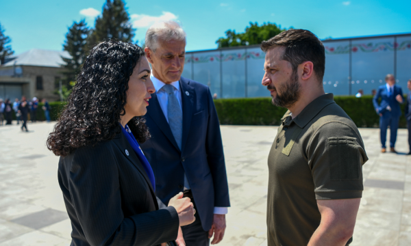Osmani shtrëngon duart dhe shkëmben biseda me Zelenskyn në Moldavi