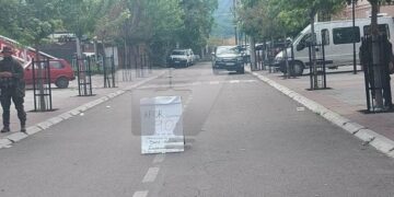 “Pësuam 90+ viktima”, KFOR vendos një mesazh para protestuesve në Zveçan
