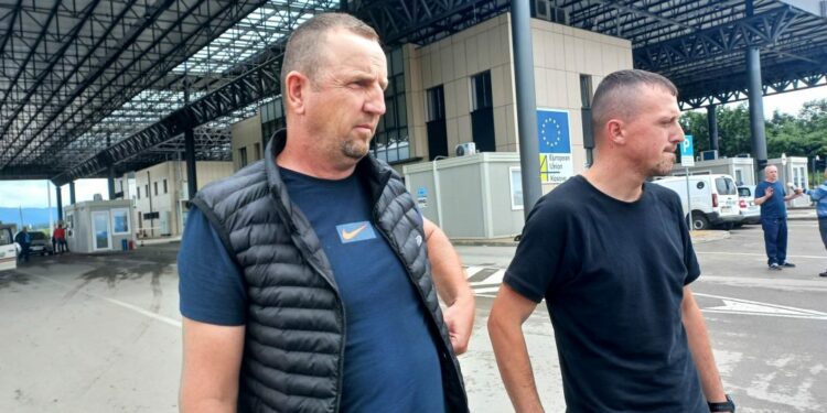 Flasin qytetarët e liruar nga Serbia: Policët serbë na thoshin se arrestimi është politik