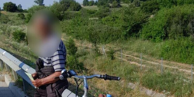 Vaki kosovare, me biçikletë në autostradë – gjobitet ngasësi