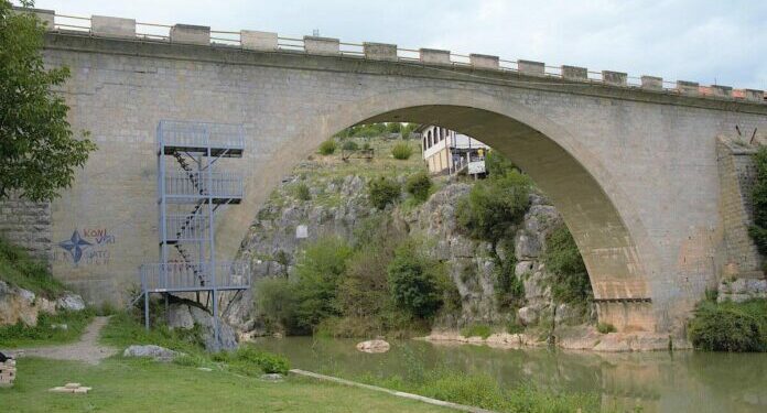 Një grua bie nga “Ura e Fshajtë” në Gjakovë, trupi nuk i është gjetur ende në lum