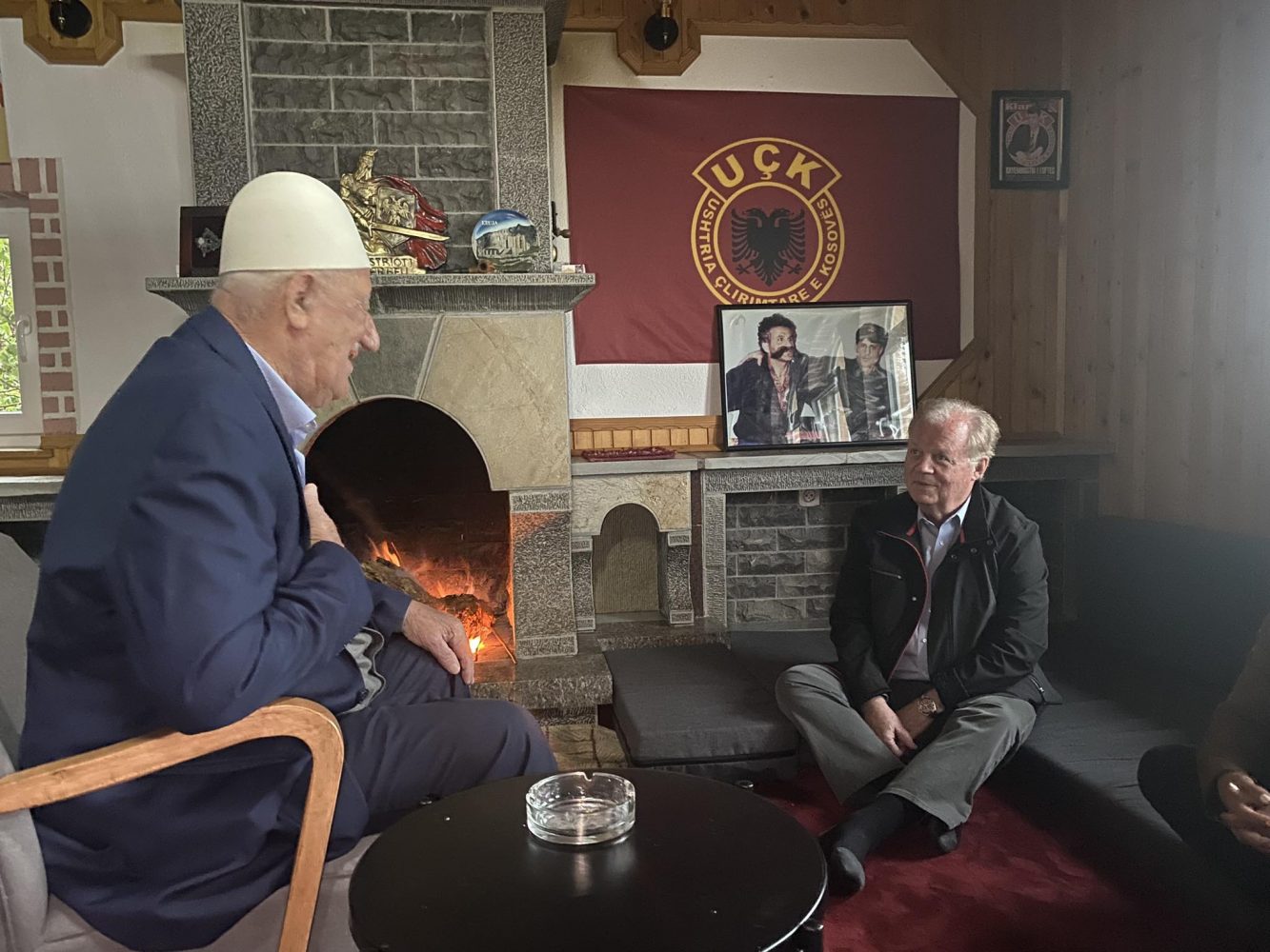 Ish-kongresisti amerikan i viziton prindërit e ish-presidentit Thaçi: Drejtësia ndaj tyre është e njëanshme