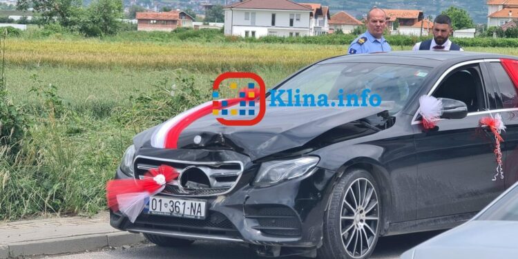 Aksidentohet vetura e nuses në Klinë (Foto)