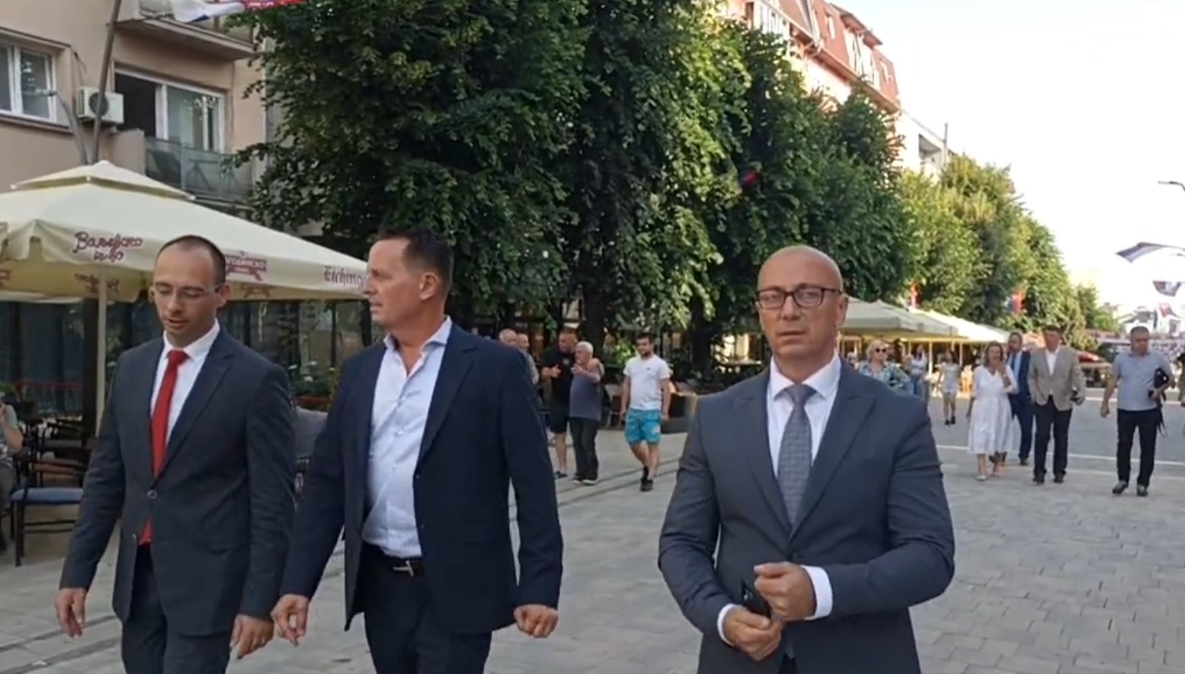 Grenell me Srpska-n duke ecur në pjesën veriore të Mitrovicës, e kritikoi Kurtin për situatën në Veri!