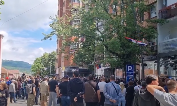 “Tradhti”, protestuesit serb shpërthejnë me ofendime ndaj Vuçiqit në veri të Mitrovicës