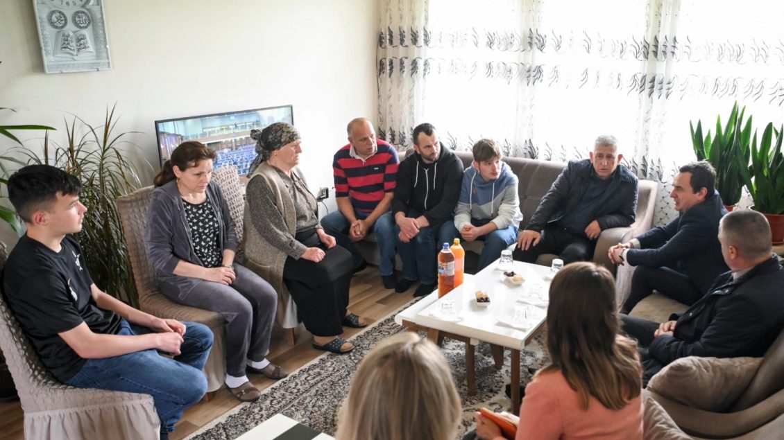 “Dikush është dashur të jetë atje”: Flasin familjarët e 3 policëve të rrëmbyer
