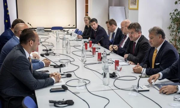Lajçak e Escobar takojnë Listën Serbe, kanë këtë kërkesë për ta