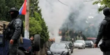 Gazetari i dhunuar rrëfen situatën e sulmit në Kosovë: Fillimisht gjuajtën me shock-bomba