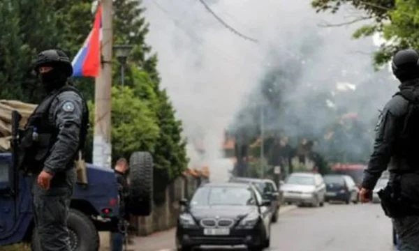 Gazetari i dhunuar rrëfen situatën e sulmit në Kosovë: Fillimisht gjuajtën me shock-bomba