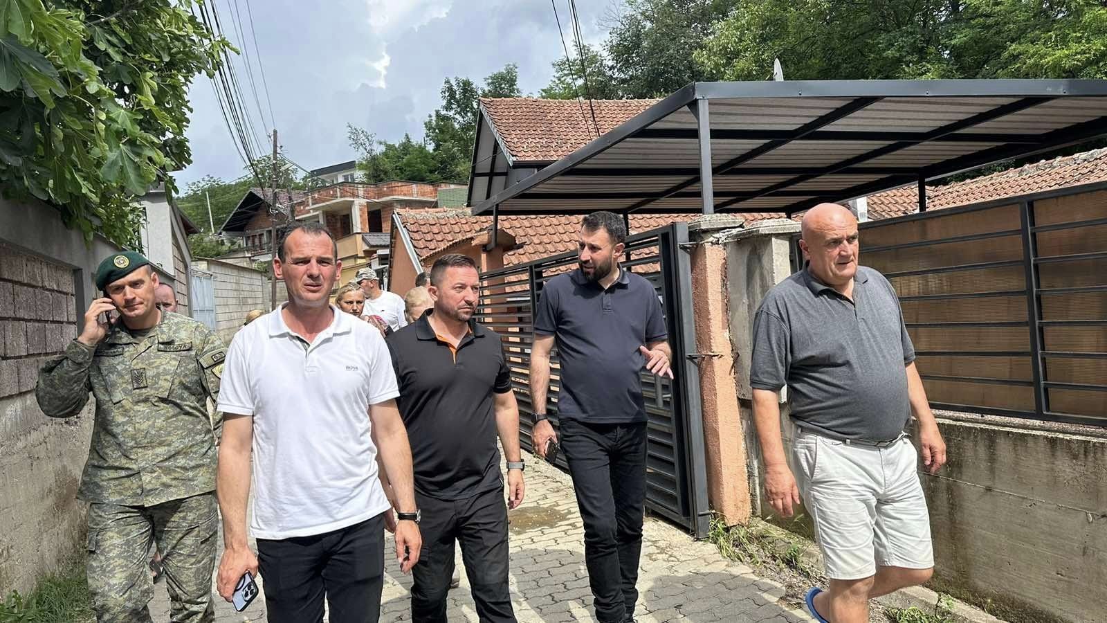 Ministrat Mehaj dhe Krasniqi shkojnë për ngushëllime tek familja Ademaj që humbi dy anëtarë si pasojë e vërshimeve në Pejë