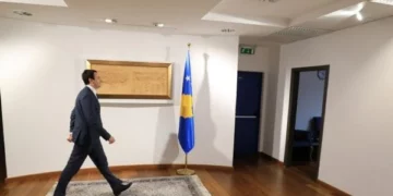 Kurti me ministra shkojnë në objektin e Qeverisë, fillon mblidhja e Këshillit të Sigurisë