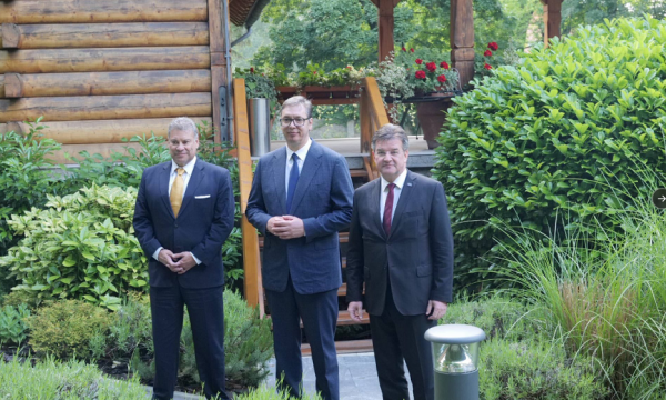 Takimi në Beograd, Lajçak e Escobar e çmojnë gatishmërinë e Vuçiq për zgjidhje politike të krizës në veri
