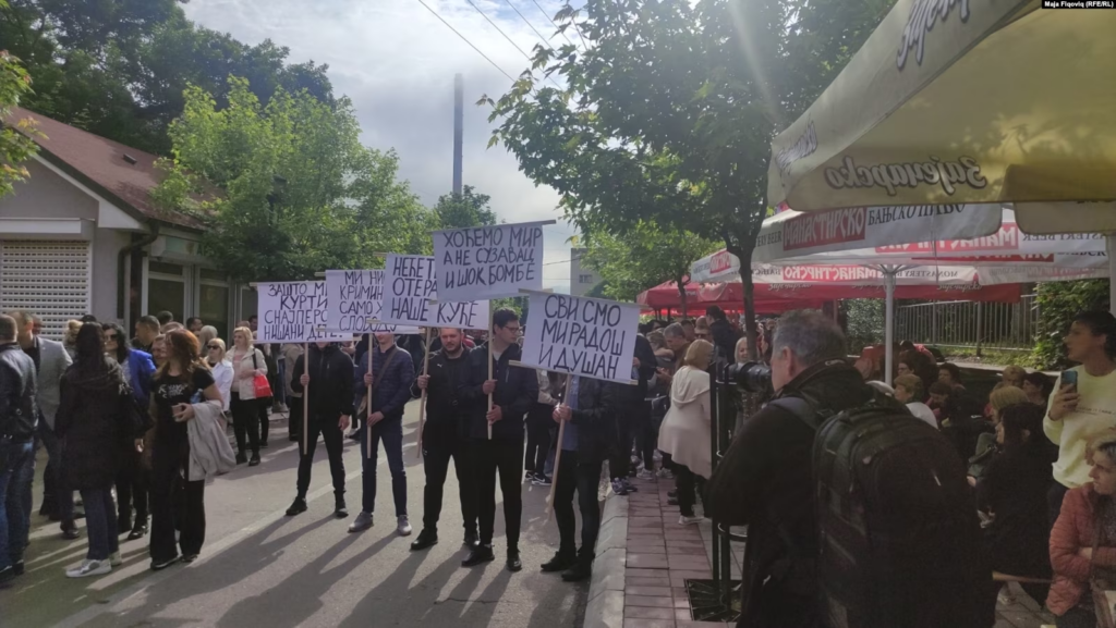 “Nuk do të na dëboni nga shtëpitë tona”, protestuesit serbë nxjerrin pankartat në Zveçan