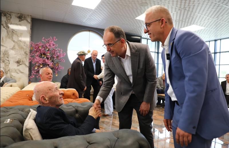 Bajram Begaj vizitë në shtëpinë e të moshuarve në Suharekë, mirëpritet nga Halil Kastrati