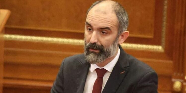 Deputeti i VV-së: “Vuçiqi ka nostalgji për Isa Mustafën”