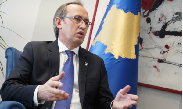 Hoti: Nuk po punohet askund, tri vite qeverisje dhe asnjë investim