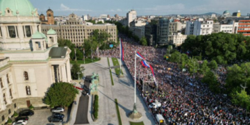 “Vuçiq ik”, pamje nga protesta masive në Beograd kundër regjimit