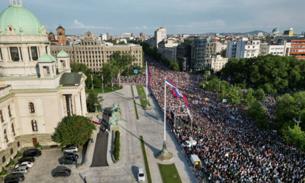 “Vuçiq ik”, pamje nga protesta masive në Beograd kundër regjimit