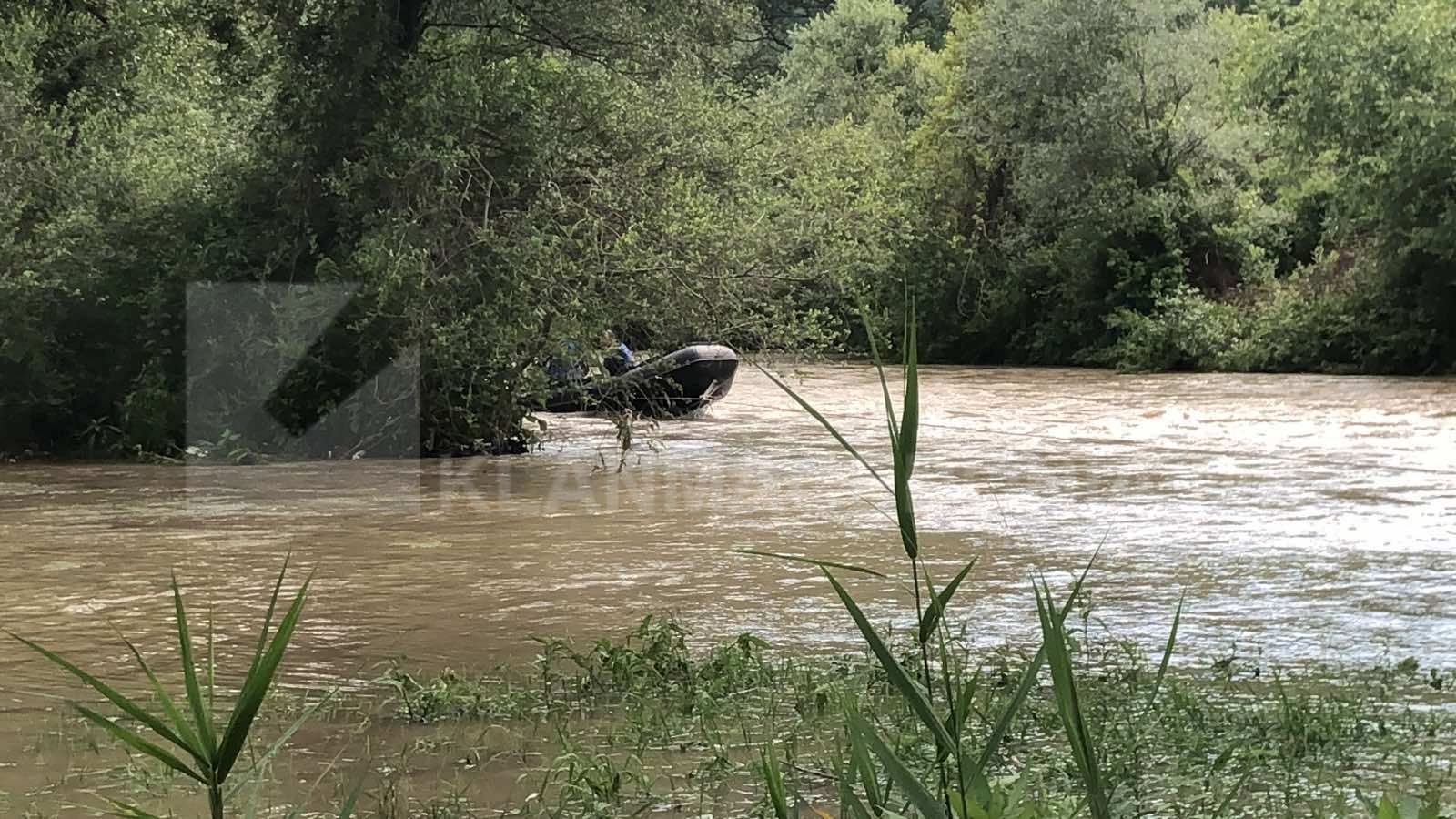 Gjendet një veturë në lumin Lepenc, pamje live