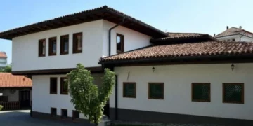 Arrestohet i dyshuari që vodhi 200 mijë euro në Teqenë e Madhe në Gjakovë