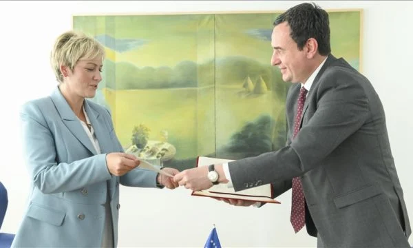 Këshilltarja e Kurtit reagon për fotografinë me Vulinin që ia publikoi Arifi