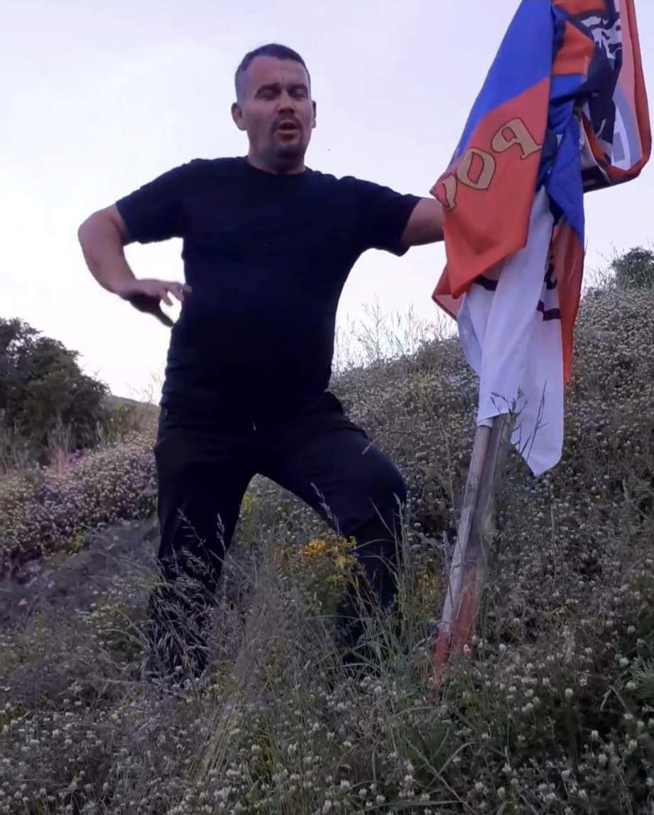 Lajmërohet Kujtim Peci, largon sërish flamujt serb kësaj radhe nga fshati i tij Boletin