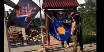 Serbi i dekoruar nga ambasada ruse në BeH, djeg flamurin e Kosovës dhe e pret me thikë atë të UÇK-së
