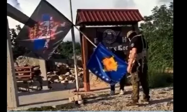 Serbi i dekoruar nga ambasada ruse në BeH, djeg flamurin e Kosovës dhe e pret me thikë atë të UÇK-së