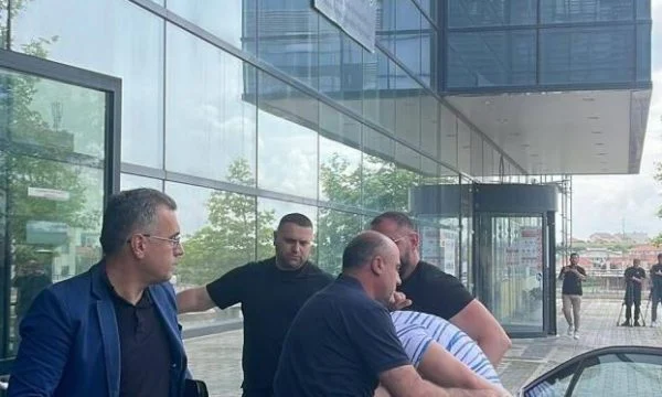 Me pranga në duar, Milun Milenkoviq- Llune sillet në gjykatë (Pamje)
