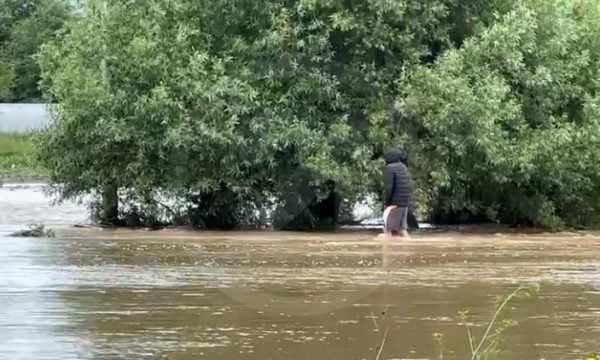 PAMJE APOKALIPTIKE: Vërshohet fshati Sfeqël në Podujevë (VIDEO)