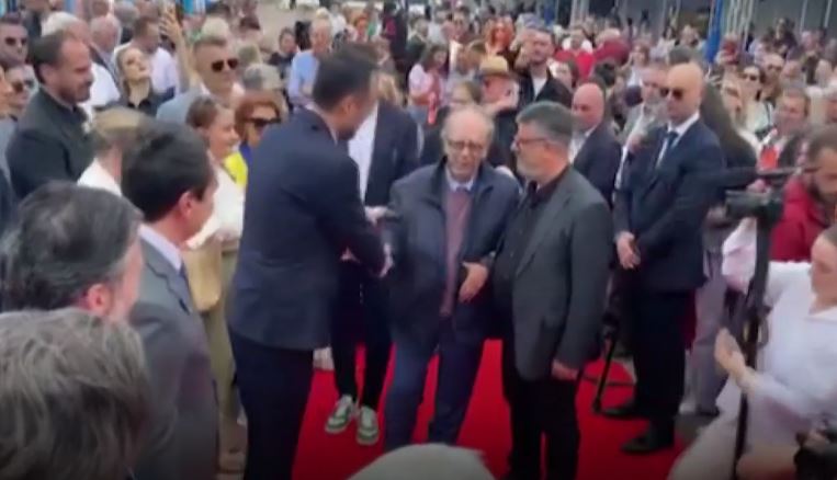 Ismail Kadare arrin në Panairin e Librit në Prishtinë