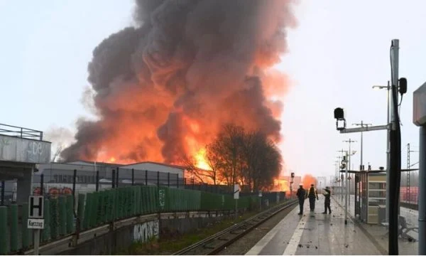 Treni me pasagjerë merr flakë në Austri