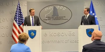 Senatori Murphy i bën publike kërkesat amerikane për Kosovën e Serbinë