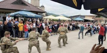 Ambasada e SHBA-së në Beograd reagon për lojën me litar mes ushtarëve amerikanë dhe serbëve lokale